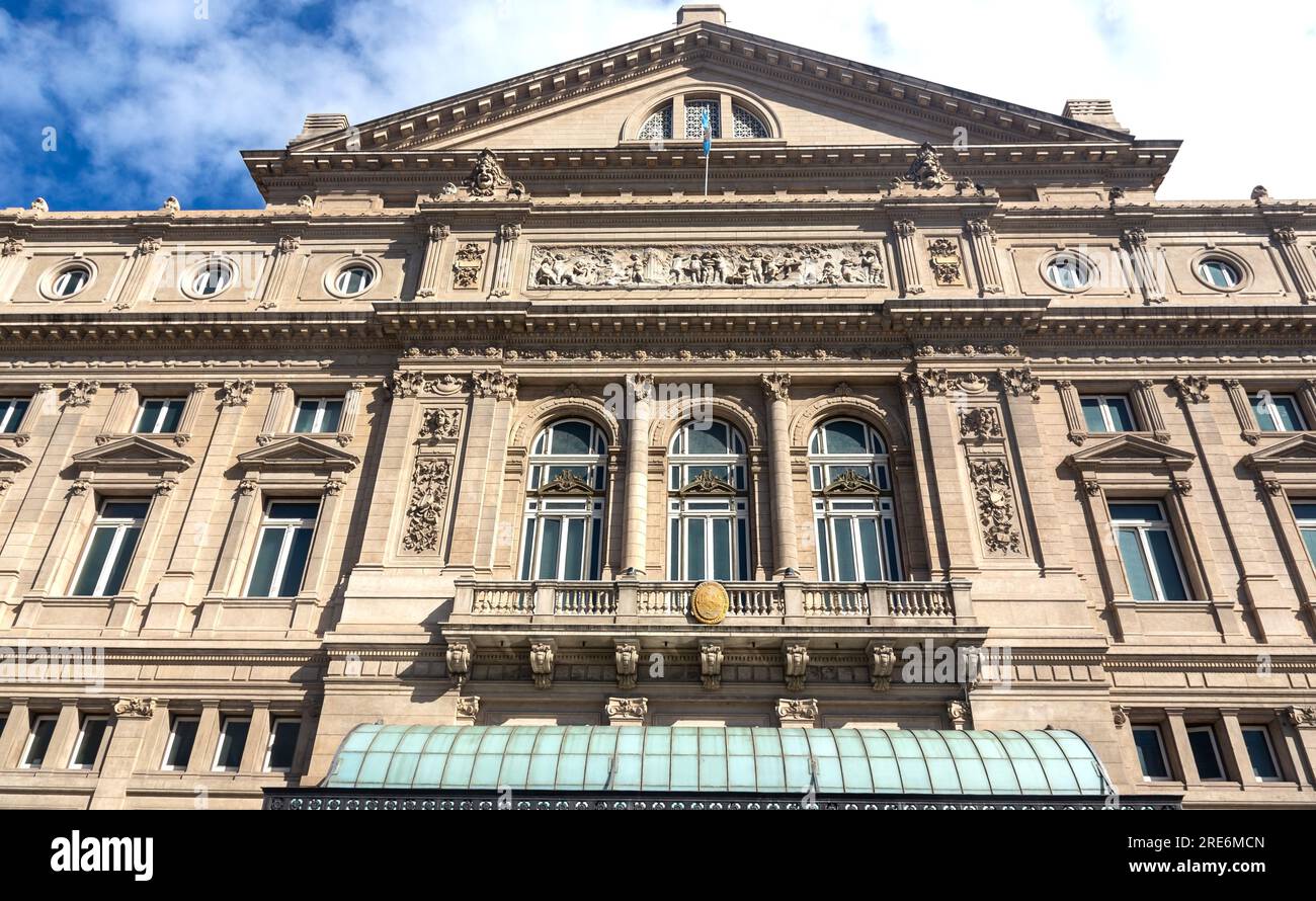 La facciata esterna del famoso Teatro Colon o del Columbus Theatre Building, il principale edificio dell'Opera di Buenos Aires, il centro città dell'Argentina Foto Stock