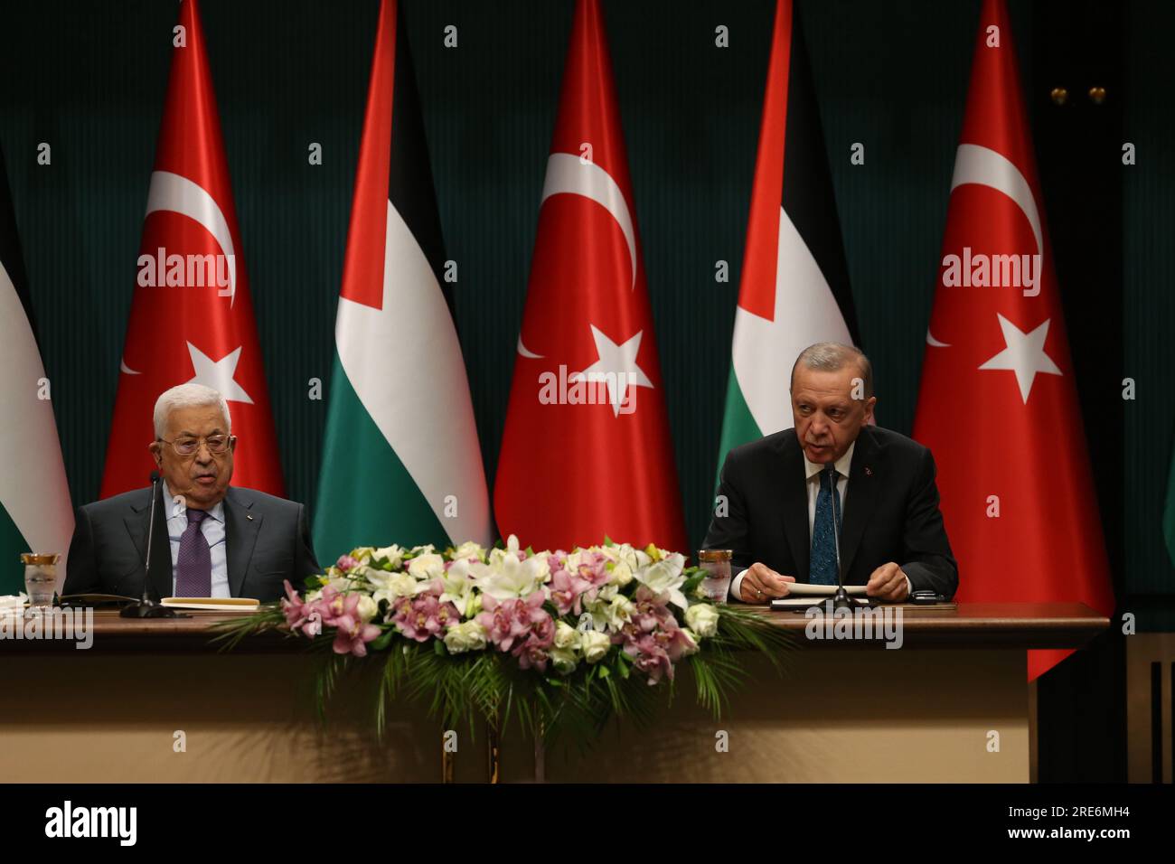 Ankara, T¨¹rkiye. 25 luglio 2023. Il presidente turco Recep Tayyip Erdogan (R) e il presidente palestinese Mahmoud Abbas partecipano a una conferenza stampa congiunta ad Ankara, T¨¹rkiye, il 25 luglio 2023. T¨¹rkiye continuerà a sostenere la causa palestinese e sostenere la prosperità dei palestinesi, ha detto martedì il presidente turco Recep Tayyip Erdogan. Crediti: Mustafa Kaya/Xinhua/Alamy Live News Foto Stock