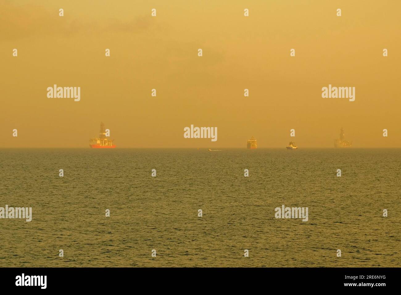 Calima, o calina, polvere del deserto foschia atmosferica al largo della costa africana, raro fenomeno meteorologico causato dalla polvere fine del deserto del Sahara soffiata da Easte Foto Stock