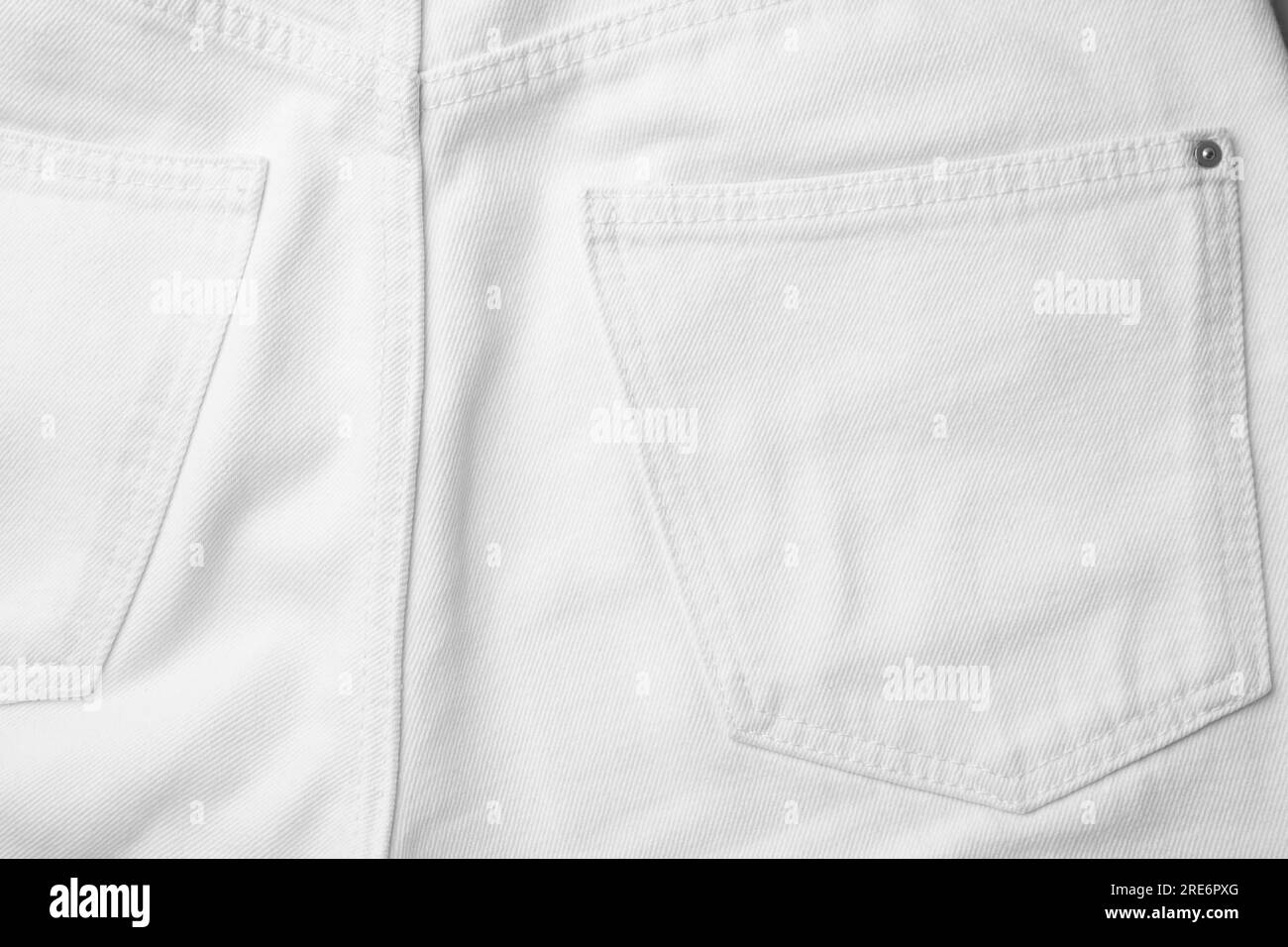 Jeans bianchi con tasche sullo sfondo, vista dall'alto Foto Stock