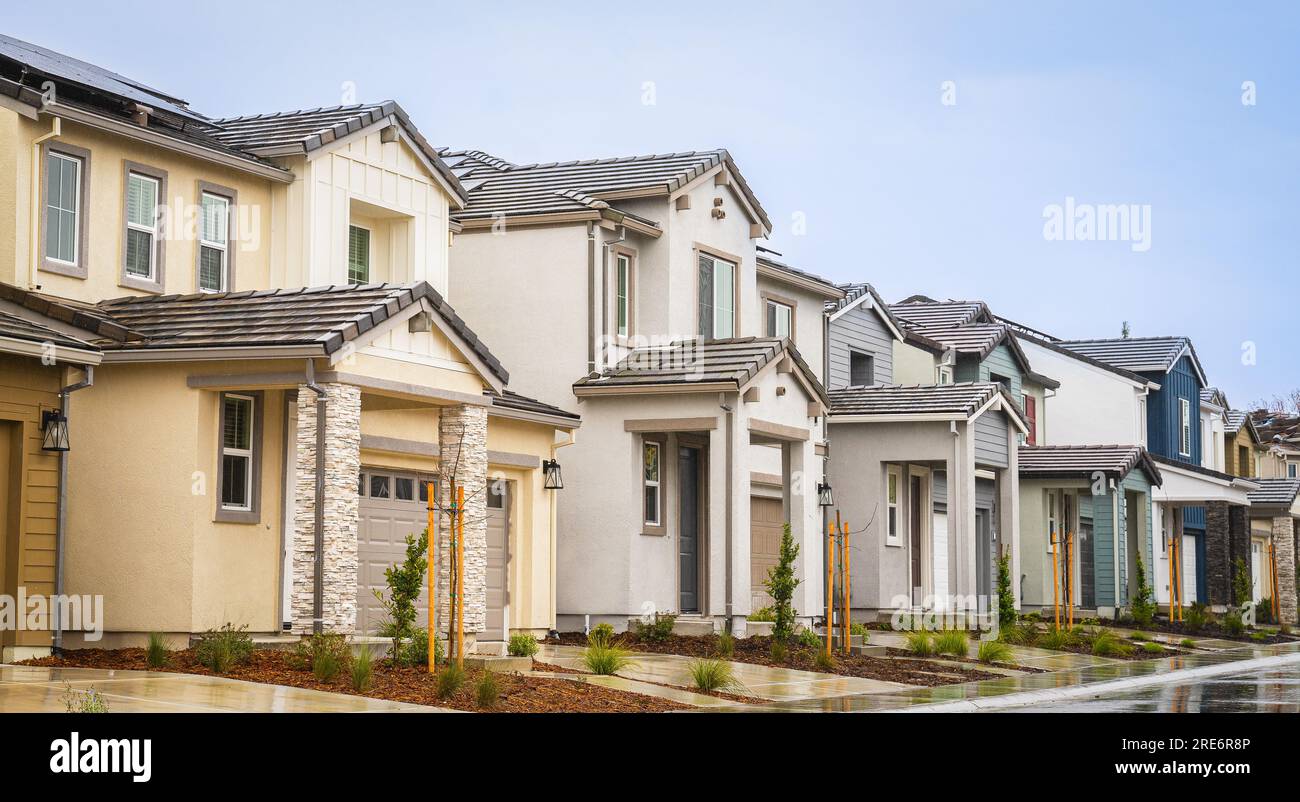 Fila di case singole in un giorno di pioggia in California Foto Stock