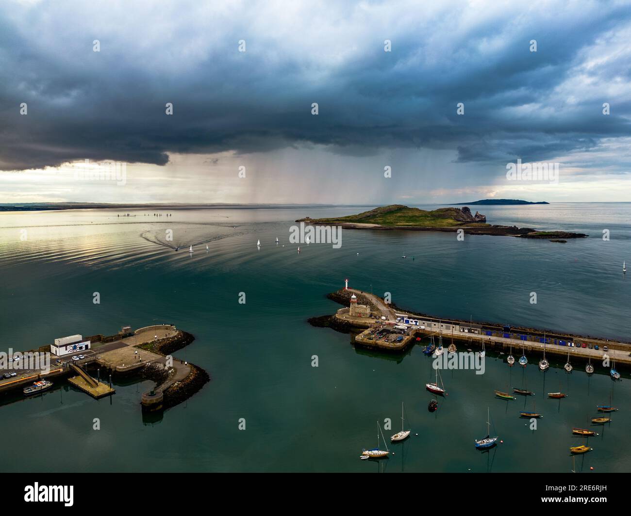 La doccia scende da nord-ovest verso Howth Foto Stock