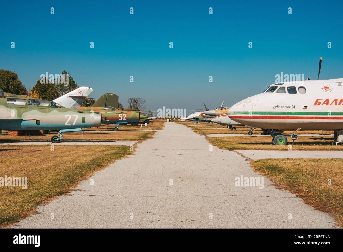 Velivoli storici esposti all'aperto presso il Museo dell'aviazione dell'aeroporto di Plovdiv, Bulgaria Foto Stock