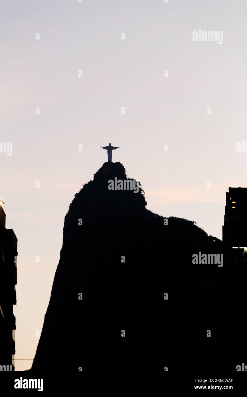 Cristo Redentore a Rio de Janeiro, Brasile - 4 maggio 2023: Statua del Cristo Redentore vista dal quartiere Botafogo di Rio de Janeiro. Foto Stock