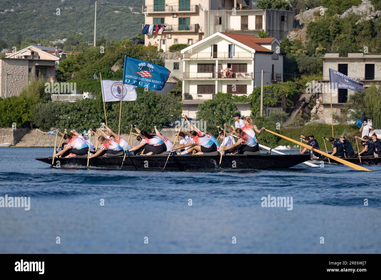 Neretva, Croazia: Il team Opuzen salta in terza posizione all'inizio della gara durante una gara di canottaggio sul lago Baćina. La squadra locale "Pirates" o "Gusarice" di Baćina, Metković, Opuzen, Komin e Donjanke completò un percorso di 5 chilometri. Il team Baćina ha preso il primo posto, Metkovic è stato secondo e Komin è stato terzo. (Kim Hukari/immagine dello sport) Foto Stock