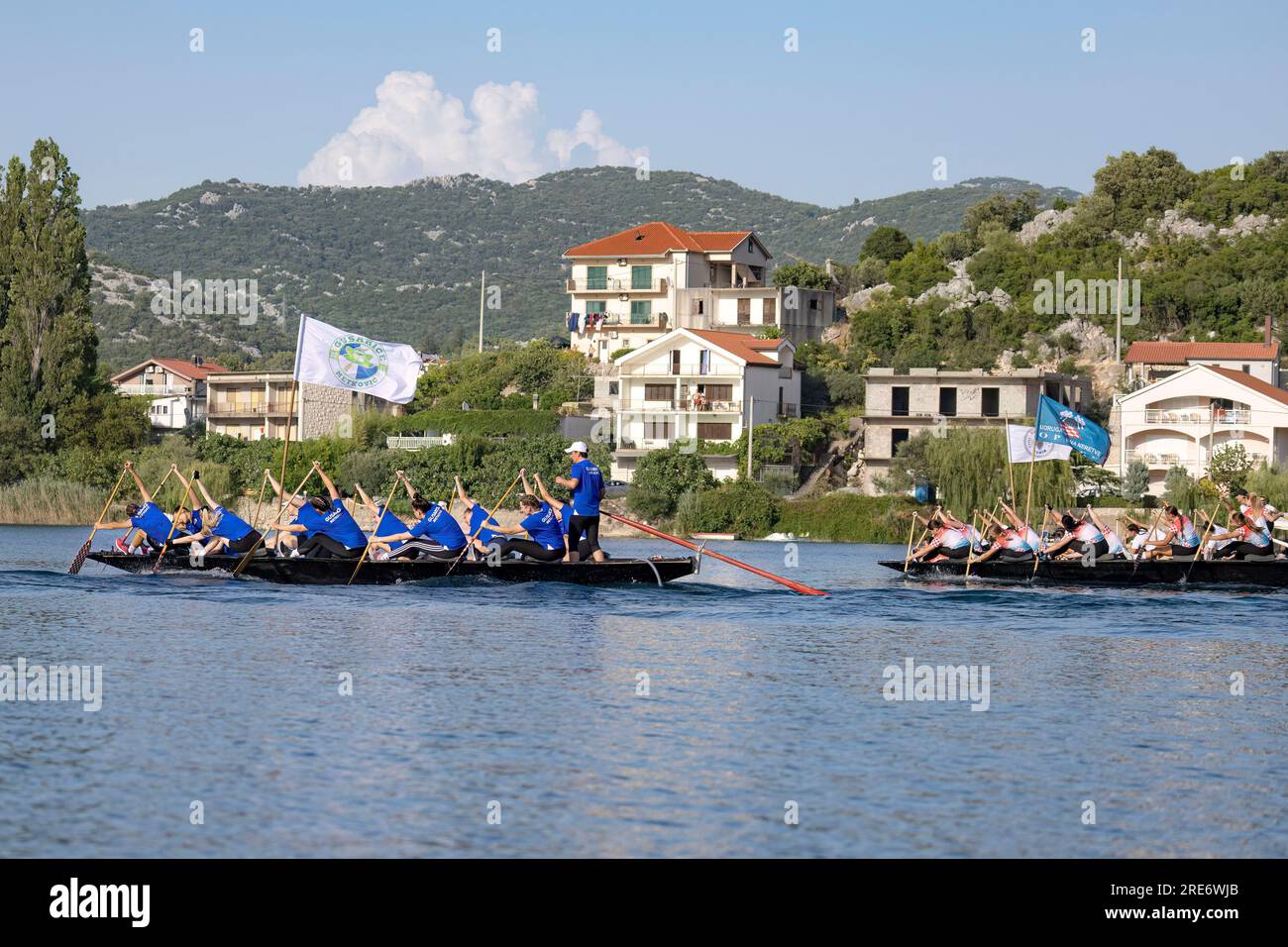 Neretva, Croazia: Il team Metković salta in seconda posizione all'inizio della gara durante una gara di canottaggio sul lago Baćina. La squadra locale "Pirates" o "Gusarice" di Baćina, Metković, Opuzen, Komin e Donjanke completò un percorso di 5 chilometri. Il team Baćina ha preso il primo posto, Metkovic è stato secondo e Komin è stato terzo. (Kim Hukari/immagine dello sport) Foto Stock