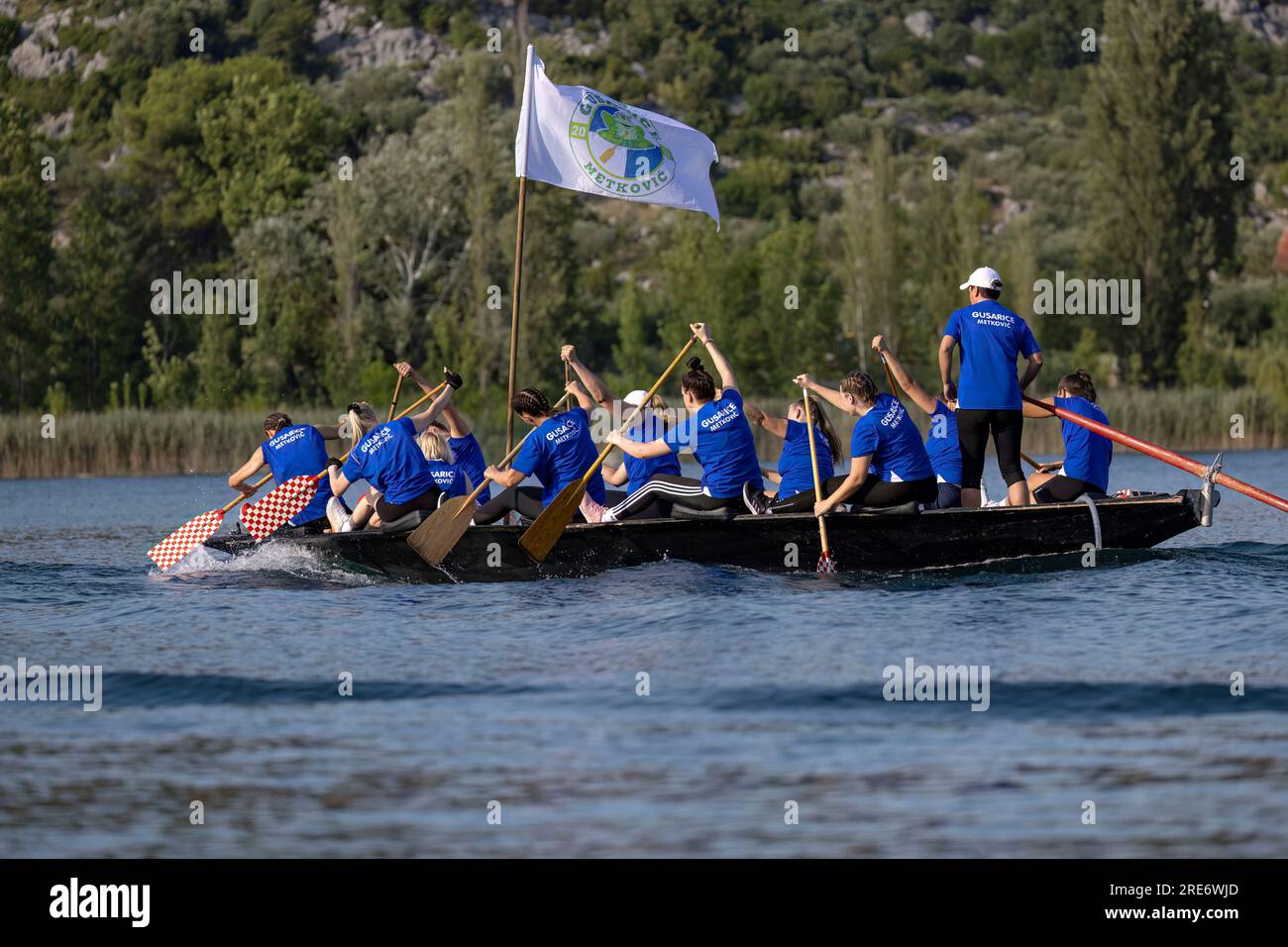 Neretva, Croazia: Il team Metković salta in seconda posizione all'inizio della gara durante una gara di canottaggio sul lago Baćina. La squadra locale "Pirates" o "Gusarice" di Baćina, Metković, Opuzen, Komin e Donjanke completò un percorso di 5 chilometri. Il team Baćina ha preso il primo posto, Metkovic è stato secondo e Komin è stato terzo. (Kim Hukari/immagine dello sport) Foto Stock