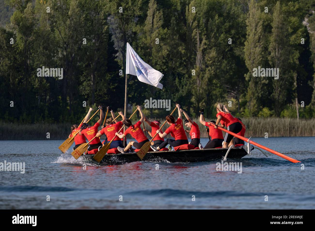 Neretva, Croazia: Il team Baćina prende il comando all'inizio della gara durante una gara di canottaggio sul lago Baćina. La squadra locale "Pirates" o "Gusarice" di Baćina, Metković, Opuzen, Komin e Donjanke completò un percorso di 5 chilometri. Il team Baćina ha preso il primo posto, Metkovic è stato secondo e Komin è stato terzo. (Kim Hukari/immagine dello sport) Foto Stock