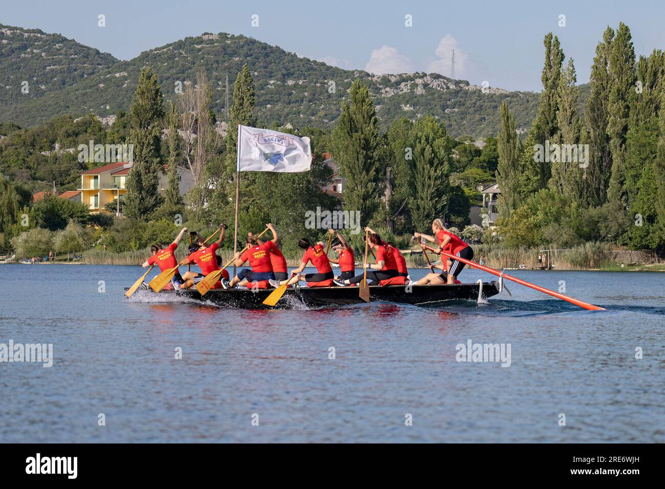 Neretva, Croazia: Il team Baćina prende il comando all'inizio della gara durante una gara di canottaggio sul lago Baćina. La squadra locale "Pirates" o "Gusarice" di Baćina, Metković, Opuzen, Komin e Donjanke completò un percorso di 5 chilometri. Il team Baćina ha preso il primo posto, Metkovic è stato secondo e Komin è stato terzo. (Kim Hukari/immagine dello sport) Foto Stock