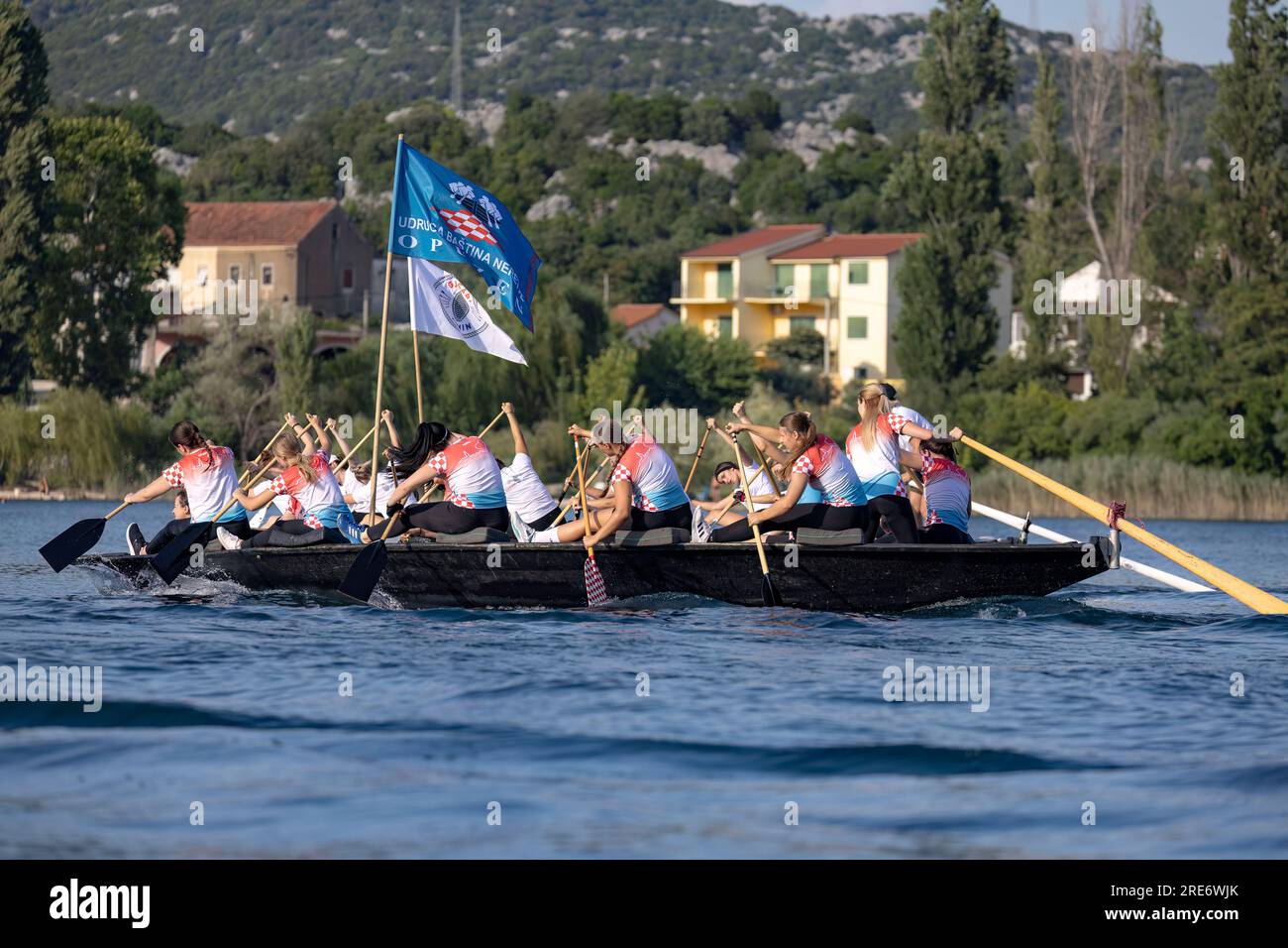 Neretva, Croazia: Il team Opuzen salta in terza posizione all'inizio della gara durante una gara di canottaggio sul lago Baćina. La squadra locale "Pirates" o "Gusarice" di Baćina, Metković, Opuzen, Komin e Donjanke completò un percorso di 5 chilometri. Il team Baćina ha preso il primo posto, Metkovic è stato secondo e Komin è stato terzo. (Kim Hukari/immagine dello sport) Foto Stock