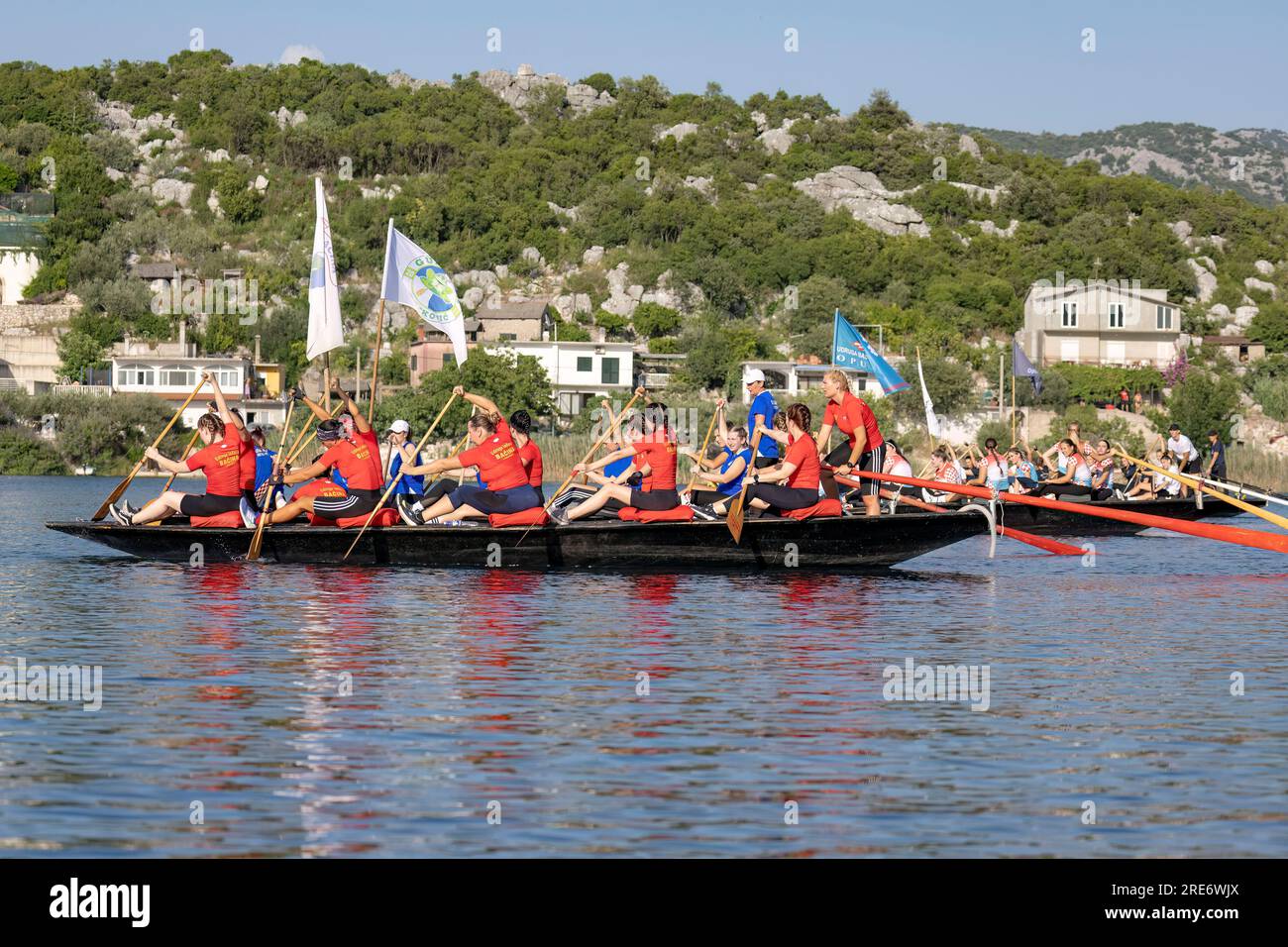 Neretva, Croazia: Le squadre si schierano all'inizio della gara durante una gara di canottaggio sul lago Baćina. La squadra locale "Pirates" o "Gusarice" di Baćina, Metković, Opuzen, Komin e Donjanke completò un percorso di 5 chilometri. Il team Baćina ha preso il primo posto, Metkovic è stato secondo e Komin è stato terzo. (Kim Hukari/immagine dello sport) Foto Stock