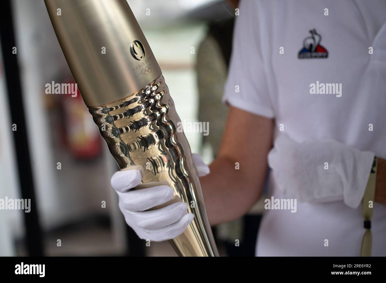 Parigi, Francia. 25 luglio 2023. La torcia dei Giochi Olimpici di Parigi 2024 è visibile durante la presentazione della torcia sulla Senna a Parigi, in Francia, il 25 luglio 2023. Crediti: Julien Mattia/Xinhua/Alamy Live News Foto Stock