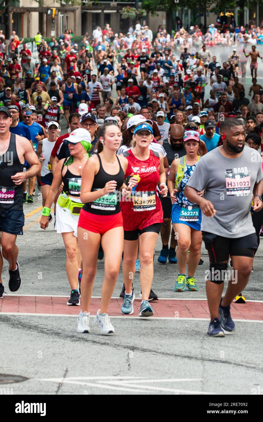 Atlanta, Georgia / USA - 4 luglio 2023: L'orientamento verticale mostra migliaia di corridori che partecipano alla Peachtree Road Race il 4 luglio 2023 ad Atlanta. Foto Stock