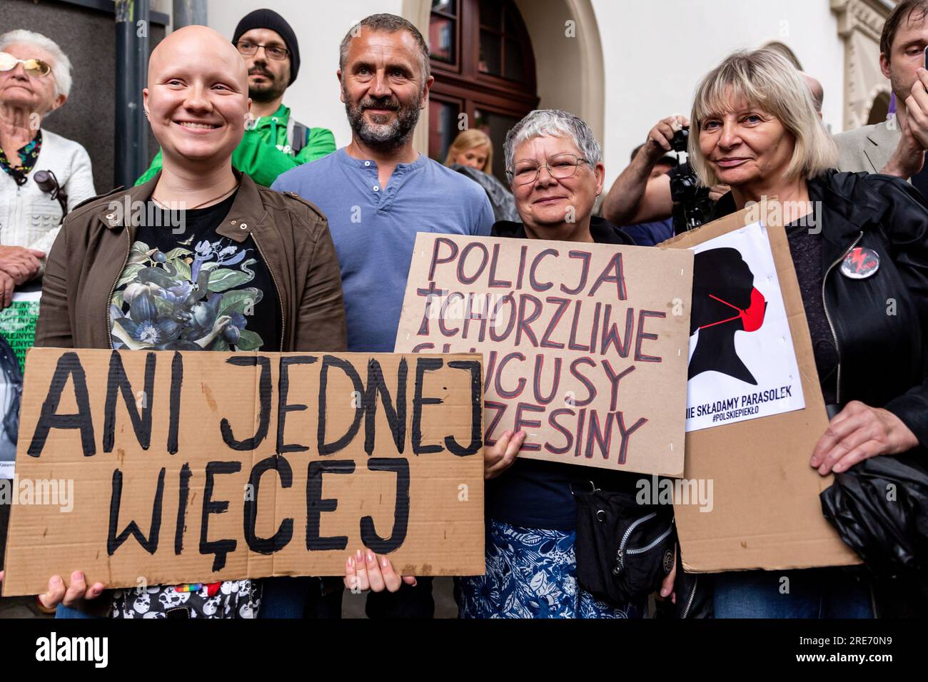 Cracovia, Polonia. 25 luglio 2023. I manifestanti Pro Choice tengono dei cartelli durante la dimostrazione. La protesta ha avuto luogo davanti a un ufficio di polizia nel centro di Cracovia. Joanna di Cracovia ha fermato la gravidanza a casa e si sente male è andata in ospedale. In ospedale la polizia confiscò i suoi effetti personali e fornì una perquisizione. La polizia è accusata da attivisti pro-choice di agire contro la legge. Per gli attivisti il caso diventa il fiore all'occhiello per sottolineare i casi di abuso di donne. Credito: SOPA Images Limited/Alamy Live News Foto Stock