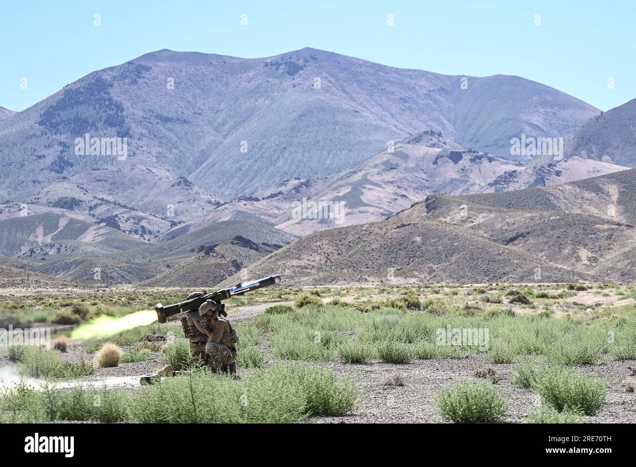 230711-N-GR718-2334 FALLON, NEV. (11 luglio 2023) - gli operatori navali della guerra speciale con base sulla costa occidentale sparano un missile guidato anticarro FGM-148 Javelin durante gli esercizi di addestramento alla mobilità a terra. La Naval Special Warfare è la forza militare militare militare militare militare militare militare di élite della nazione, in una posizione unica per estendere la portata della flotta e ottenere e mantenere l'accesso per la Joint Force in competizione e conflitto. (STATI UNITI Foto Marina di Mass Communication Specialist Chelsea D. Meiller) Foto Stock