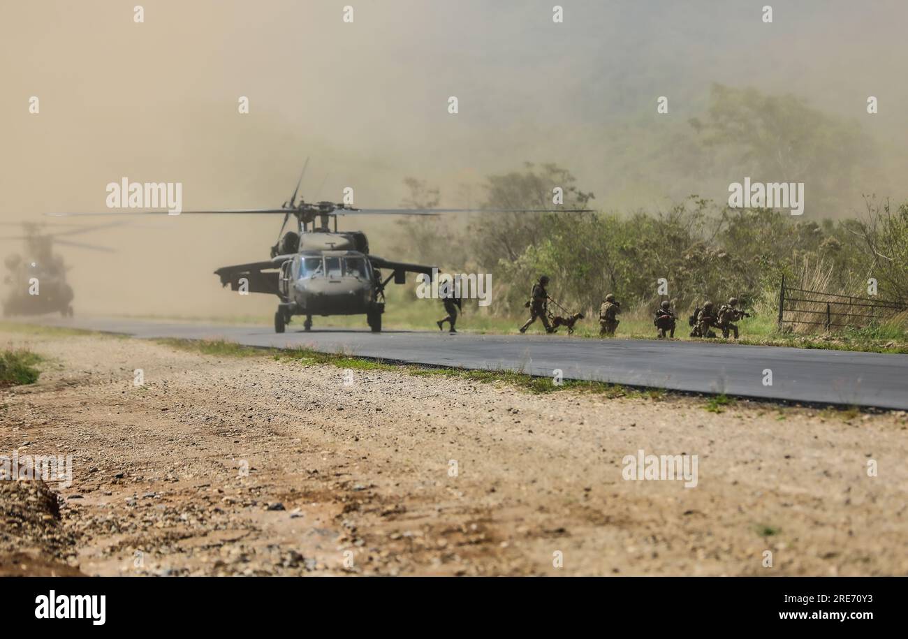 I soldati con l'esercito guatemalteco, il 7th Special Forces Group (Airborne) e l'Arkansas Army National Guard escono dagli aerei e conducono un INFIL per il profilo completo della missione, durante il CENTAM Guardian 23 a El Cerinal, Guatemala, il 23 marzo 2023. Il CG23 è un esercizio annuale di partnership, congiunto, interagenzia e multinazionale condotto dall'esercito, progettato per sviluppare capacità, capacità e interoperabilità con le nazioni partner dell'America centrale. (STATI UNITI Foto dell'esercito del Sgt. 1st Class Iman Broady-Chin) Foto Stock