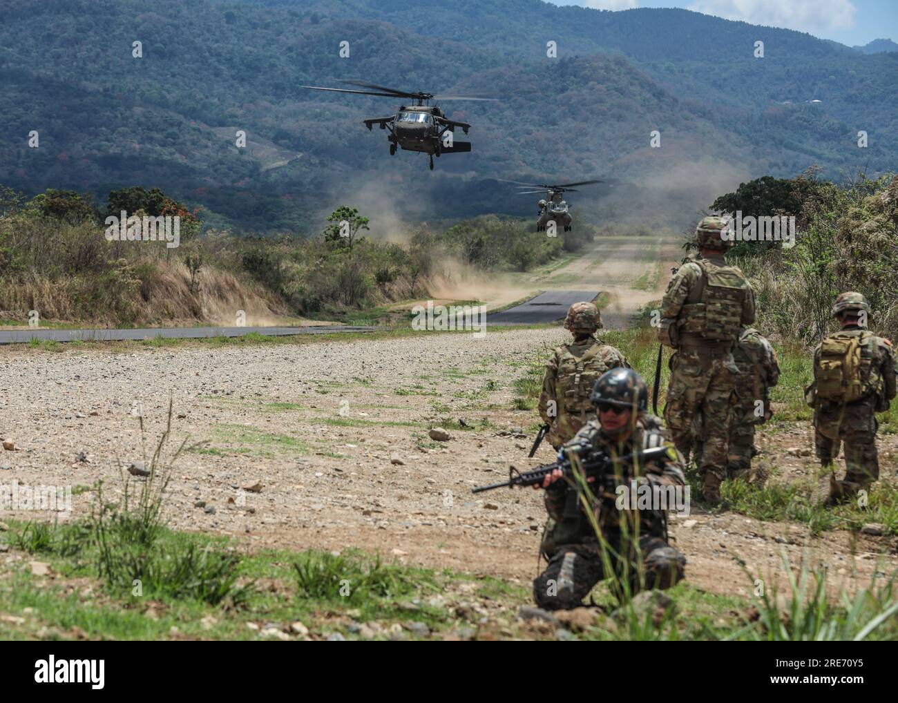 I soldati con l'esercito guatemalteco, il 7th Special Forces Group (Airborne) e l'Arkansas Army National Guard tirano la sicurezza nella zona di atterraggio in attesa dell'esfiltrazione, durante il CENTAM Guardian 23 a El Cerinal, Guatemala, il 23 marzo 2023. Il CG23 è un esercizio annuale di partnership, congiunto, interagenzia e multinazionale condotto dall'esercito, progettato per sviluppare capacità, capacità e interoperabilità con le nazioni partner dell'America centrale. (STATI UNITI Foto dell'esercito del Sgt. 1st Class Iman Broady-Chin) Foto Stock