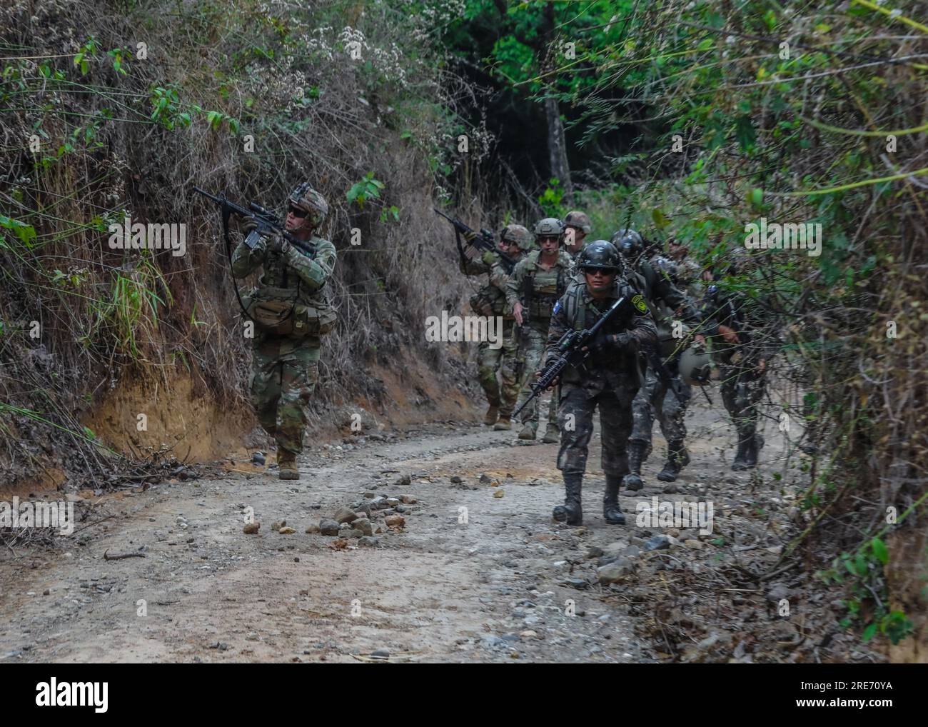 I soldati con l'esercito guatemalteco, il 7th Special Forces Group (Airborne) e la Guardia Nazionale dell'Esercito dell'Arkansas conducono movimenti verso la zona di sbarco per l'esfiltrazione, durante il CENTAM Guardian 23 a El Cerinal, Guatemala, il 23 marzo 2023. Il CG23 è un esercizio annuale di partnership, congiunto, interagenzia e multinazionale condotto dall'esercito, progettato per sviluppare capacità, capacità e interoperabilità con le nazioni partner dell'America centrale. (STATI UNITI Foto dell'esercito del Sgt. 1st Class Iman Broady-Chin) Foto Stock