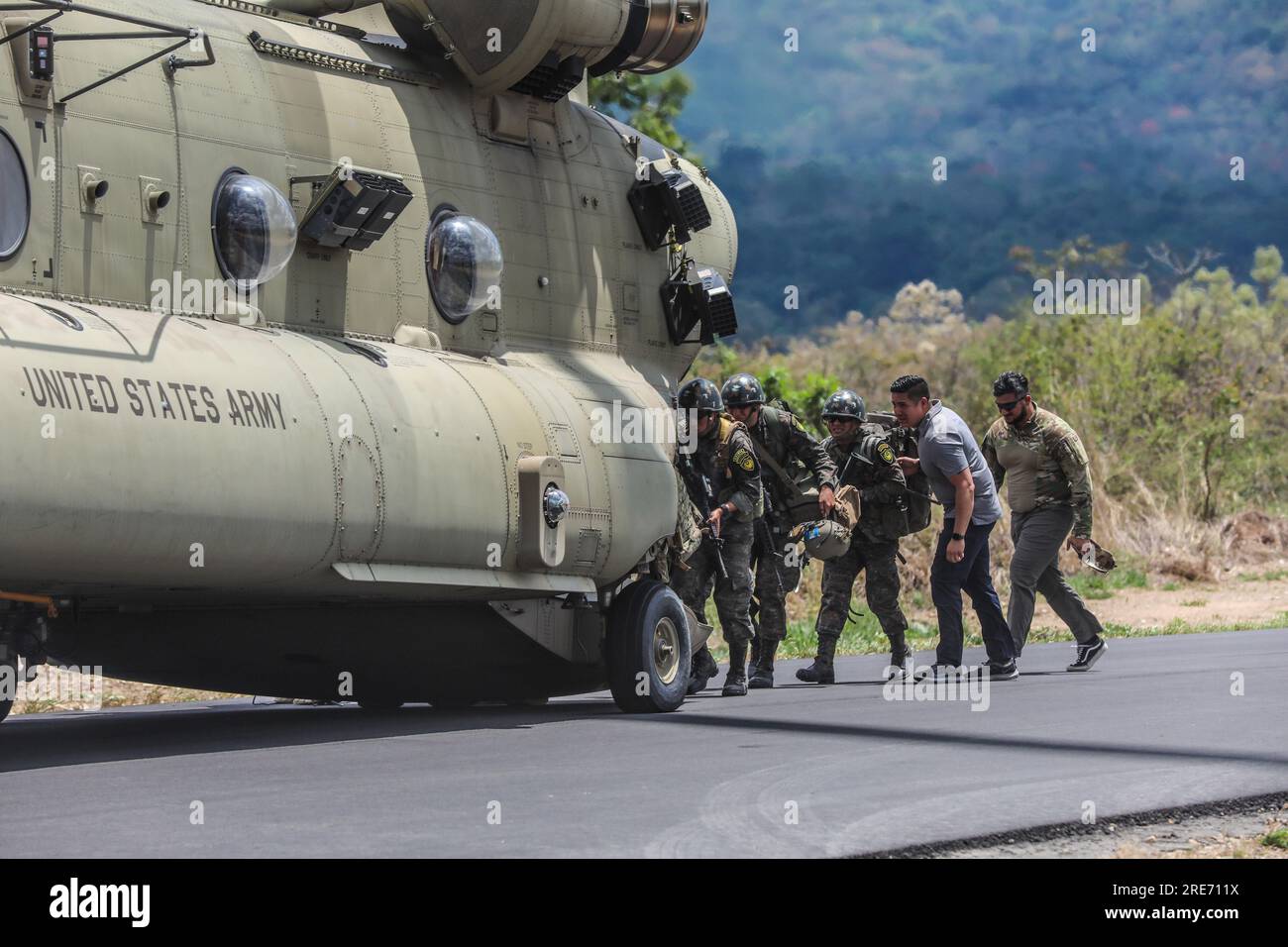 I soldati con l'esercito guatemalteco, il 7th Special Forces Group (Airborne) e la Guardia Nazionale dell'Esercito dell'Arkansas si imbarcarono su un CH-47 Chinook dal 1-228th Aviation Regiment per l'esfiltrazione, durante il CENTAM Guardian 23 a El Cerinal, Guatemala il 23 marzo 2023. Il CG23 è un esercizio annuale di partnership, congiunto, interagenzia e multinazionale condotto dall'esercito, progettato per sviluppare capacità, capacità e interoperabilità con le nazioni partner dell'America centrale. (STATI UNITI Foto dell'esercito del Sgt. 1st Class Iman Broady-Chin) Foto Stock