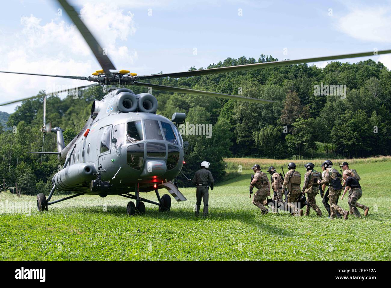 230607-N-CE622-1383 LUBIANA, Slovenia (7 giugno 2023) – Stati Uniti Gli operatori navali della guerra speciale (SEALs) e i membri dell'unità di polizia militare specializzata slovena trasportano una vittima simulata su un elicottero alleato come parte di un'esercitazione di evacuazione medica durante lo sciopero Adriatico, il 7 giugno 2023. Naval Special Warfare produce, addestra, sostiene e schiera i principali commando delle operazioni speciali marittime al mondo per condurre operazioni a spettro completo e deterrenza integrata che supportano gli obiettivi nazionali. (STATI UNITI Foto Marina di Mass Communication Specialist 2nd Class Katie Cox) Foto Stock