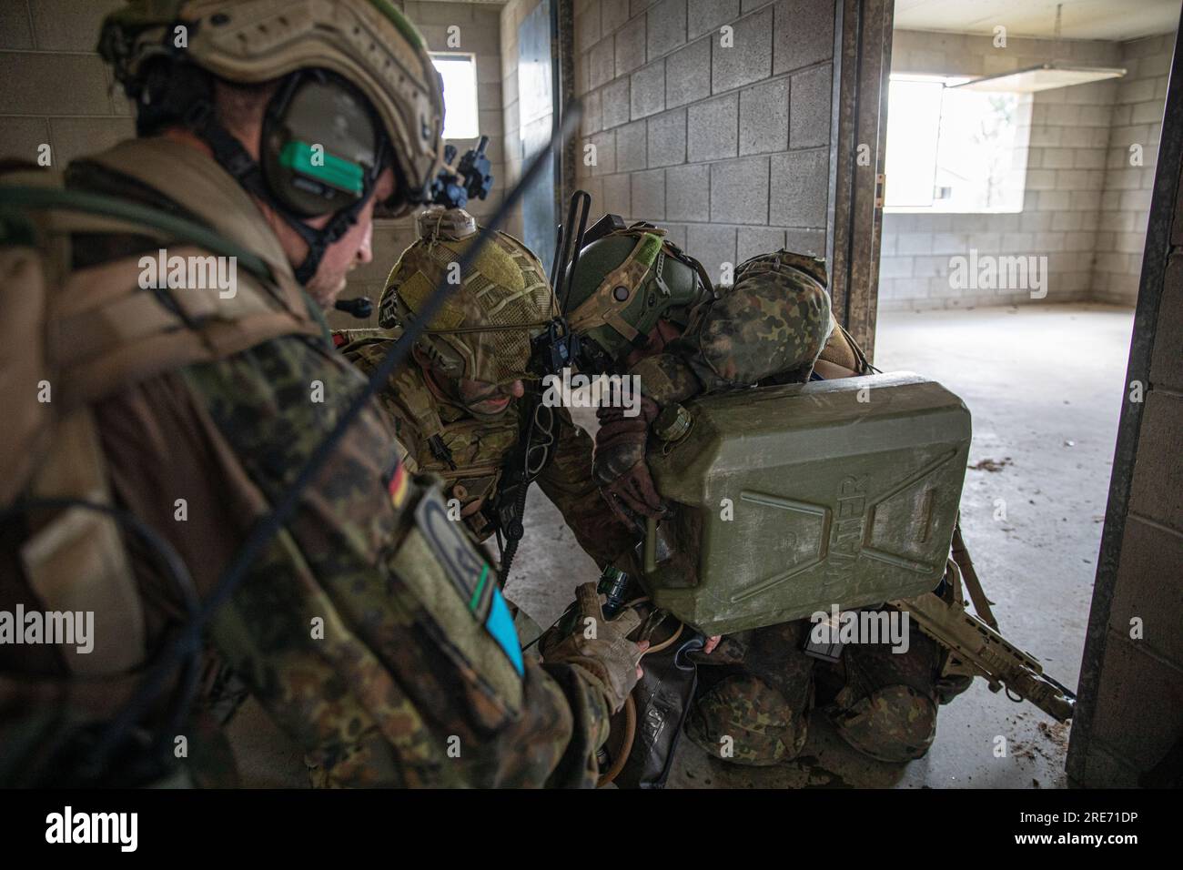 Un soldato dell'esercito tedesco versa acqua al movimento Australian Army Soldier MOUT (Military Operations on Urban Terrain) per liberare tatticamente gli edifici durante la rotazione Joint Pacific Multinational Readiness Center (JPMRC) presso Townsville Field Training area (TFTA), Townsville, Australia, 23 luglio 2023. Il talismano Sabre è la più grande esercitazione militare bilaterale tra l'Australia e gli Stati Uniti che promuove un indo-Pacifico libero e aperto rafforzando le relazioni e l'interoperabilità tra gli Alleati chiave e potenziando le nostre capacità collettive per rispondere a una vasta gamma di potenziali problemi di sicurezza Foto Stock