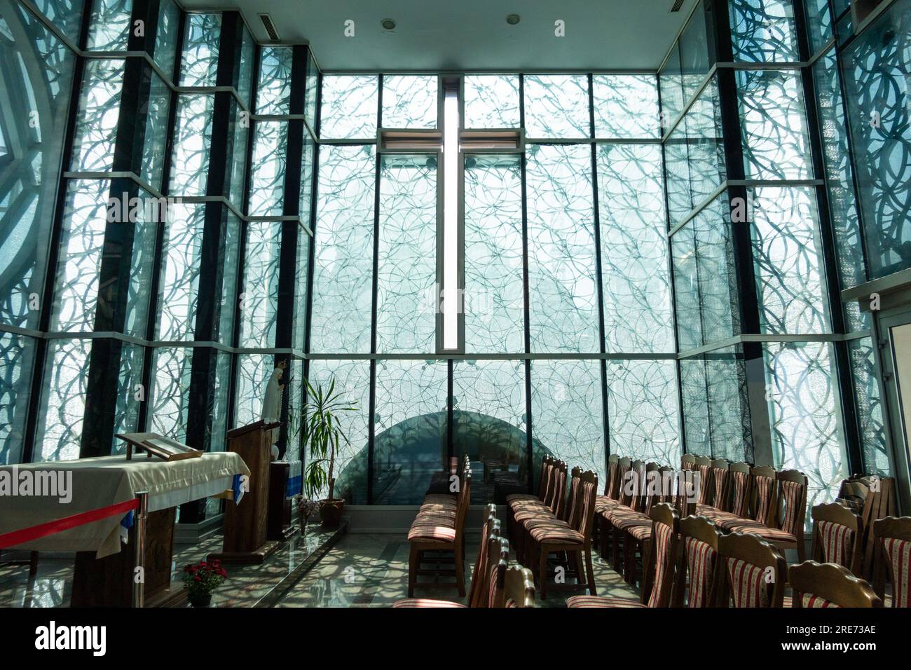 La moderna cappella all'interno della Casa memoriale di madre Teresa, a Skopje, in Macedonia del Nord Foto Stock