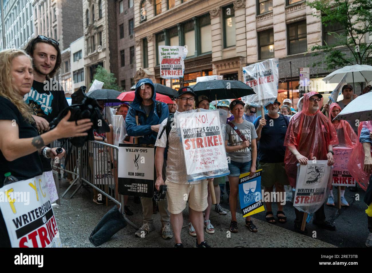 New York, USA. 25 luglio 2023. I membri della Writers Guild of America picchettano davanti all'ufficio della Warner Brothers Discovery, New York il 25 luglio 2023, nonostante la forte pioggia. (Foto di Lev Radin/Sipa USA) credito: SIPA USA/Alamy Live News Foto Stock