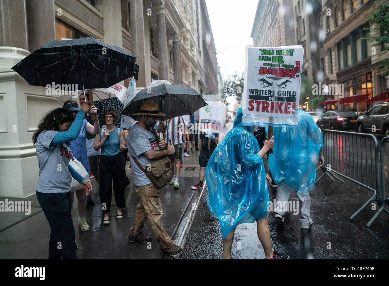 New York, USA. 25 luglio 2023. I membri della Writers Guild of America picchettano davanti all'ufficio della Warner Brothers Discovery, New York il 25 luglio 2023, nonostante la forte pioggia. (Foto di Lev Radin/Sipa USA) credito: SIPA USA/Alamy Live News Foto Stock