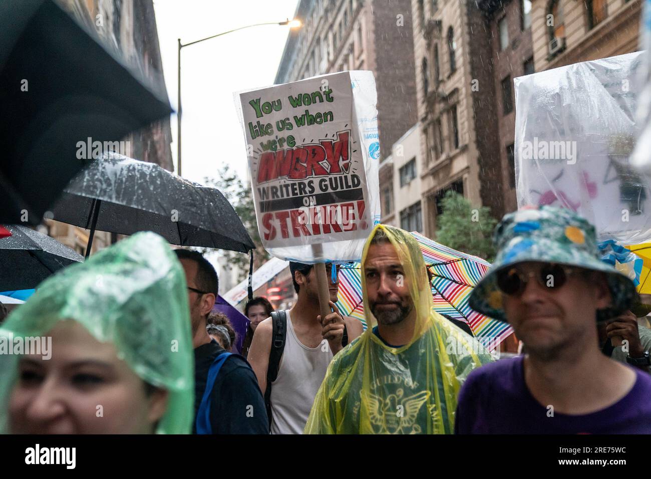 New York, Stati Uniti. 25 luglio 2023. I membri della Writers Guild of America picchettano davanti all'ufficio della Warner Brothers Discovery, New York, nonostante la forte pioggia. (Foto di Lev Radin/Pacific Press) Credit: Pacific Press Media Production Corp./Alamy Live News Foto Stock