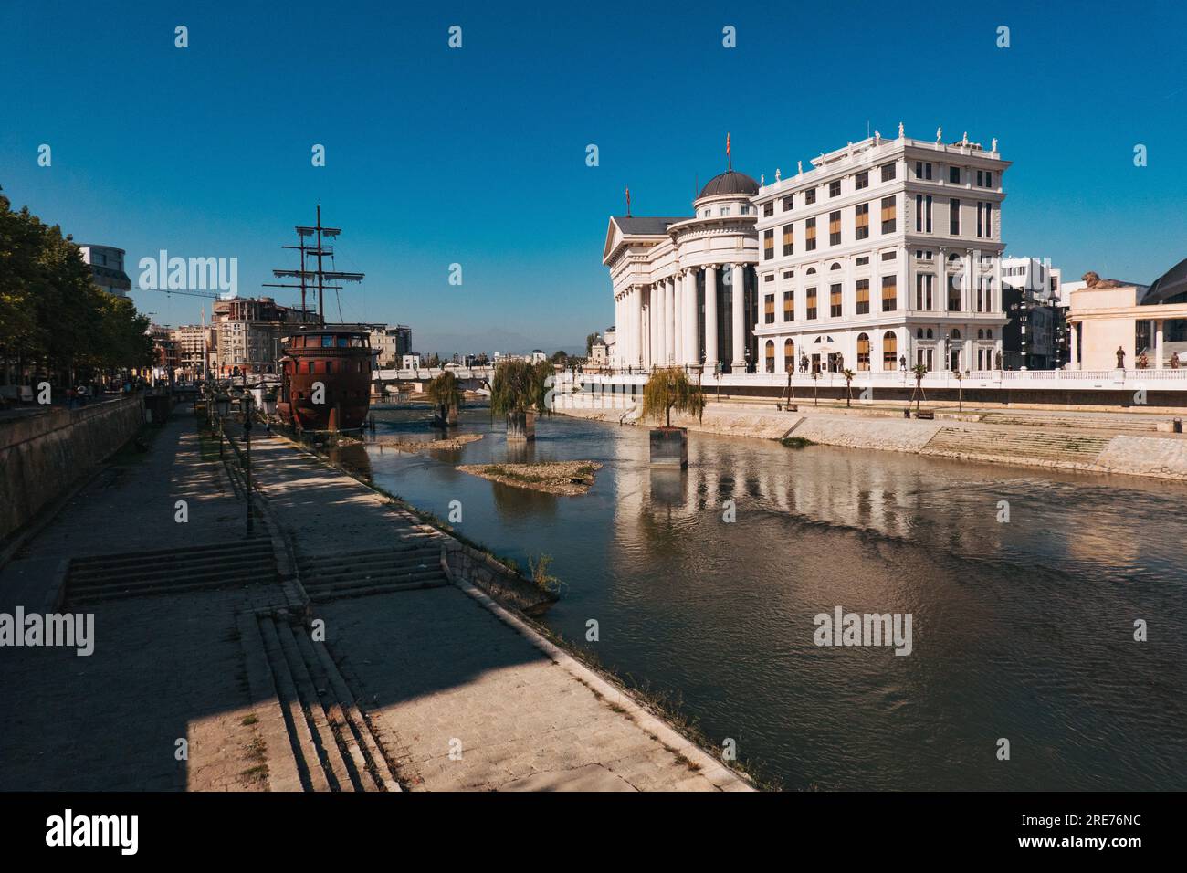 Il Museo Archeologico di Macedonia, situato sul fiume Vardar a Skopje, capitale della Macedonia del Nord. Una nave da galeone finta è montata di fronte Foto Stock