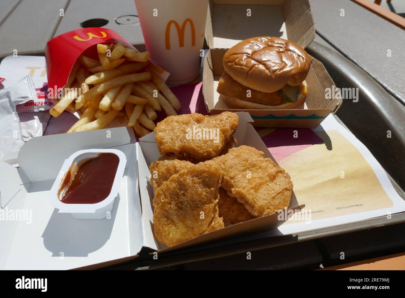 Los Angeles, California, USA 25 luglio 2023 A General view of McDonalds Fish Fillet, French Fries and Chicken McNuggets il 25 luglio 2023 a Los Angeles, California, USA. Foto di Barry King/Alamy Stock Photo Foto Stock