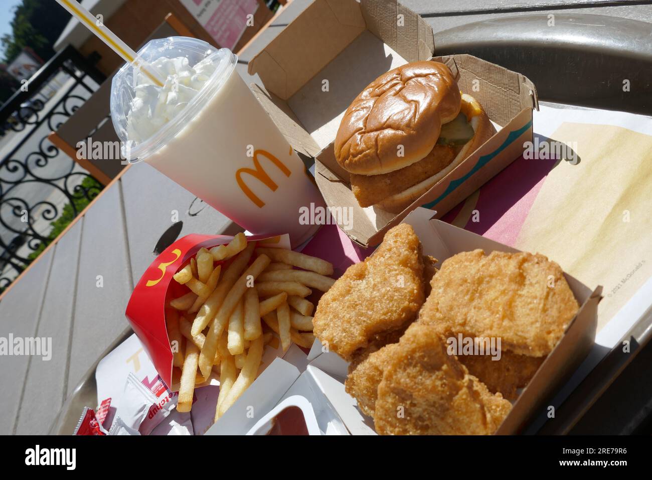 Los Angeles, California, USA 25 luglio 2023 A General view of McDonalds Fish Fillet, French Fries and Chicken McNuggets il 25 luglio 2023 a Los Angeles, California, USA. Foto di Barry King/Alamy Stock Photo Foto Stock