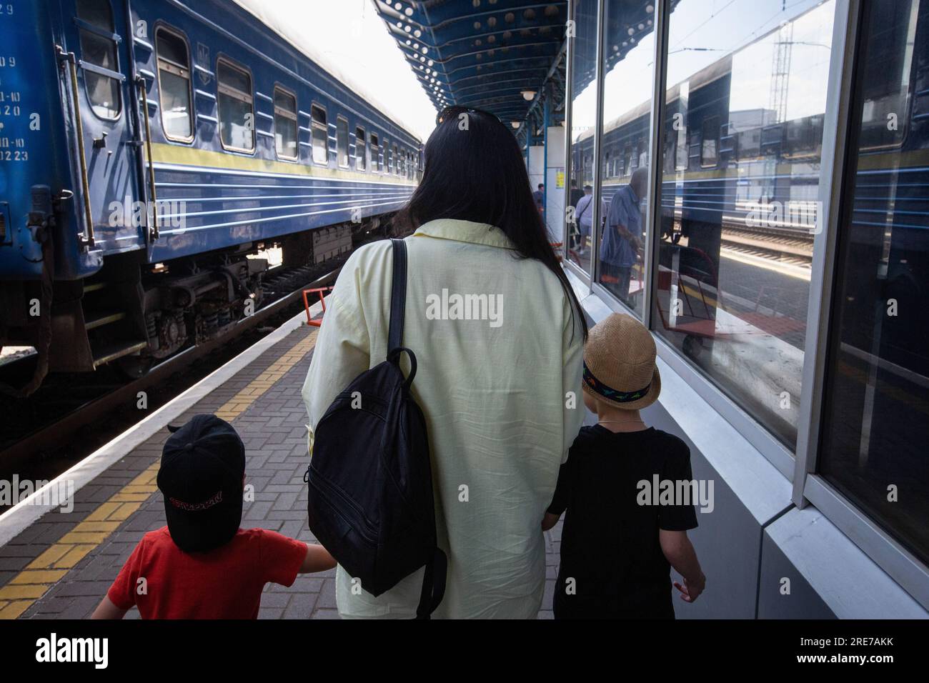 La gente incontra un treno di evacuazione dalla regione di Sumy alla stazione ferroviaria centrale. In Ucraina è in corso l'evacuazione della popolazione civile dalle aree di confine della regione di Sumy, dove si verificano regolarmente bombardamenti russi. Foto Stock