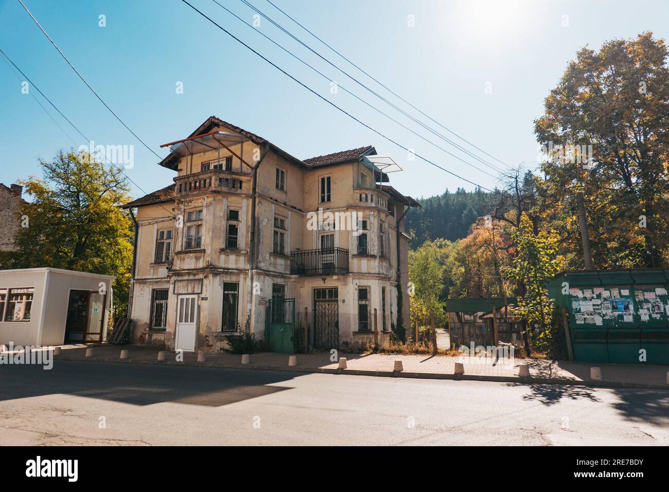 Una vecchia casa a tre piani nella cittadina rurale di Momin Prohod, Bulgaria Foto Stock