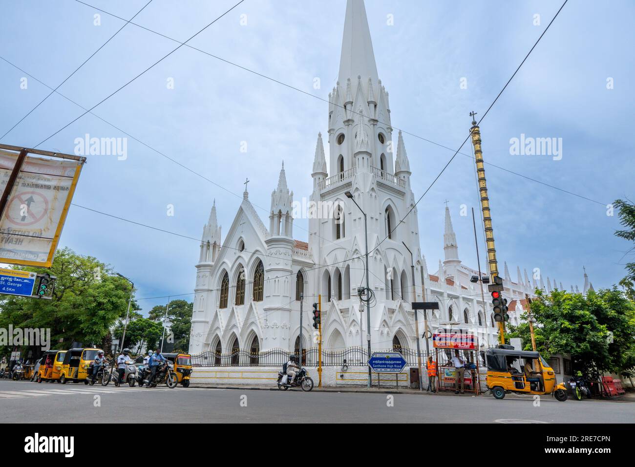 Chennai, India - 14 luglio 2023: Chiesa di San Thome, nota anche come Chiesa di San La Basilica della Cattedrale di San Tommaso e il Santuario Nazionale di San Tommaso sono cattolici Foto Stock