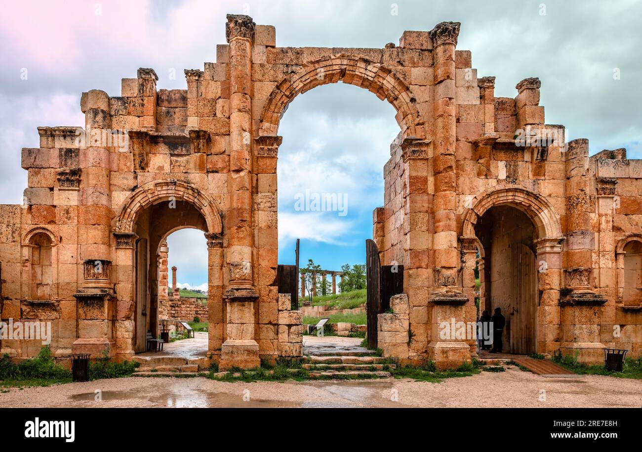 Arco di Adriano a Jerash, Giordania. Costruita nel 129 d.C., questa porta segna i confini dell'antica città. Le rovine della città vecchia sono sullo sfondo. Foto Stock