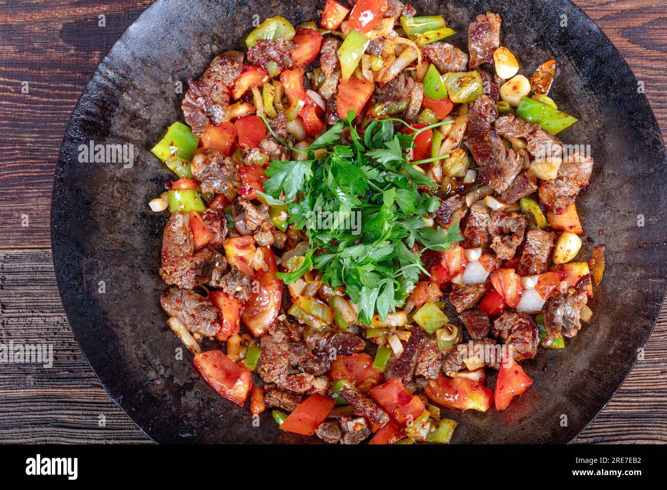 Saute di carne turco et sote con tavolo in legno - Pie Meat - Sac Tava - Sac Kavurma Foto Stock