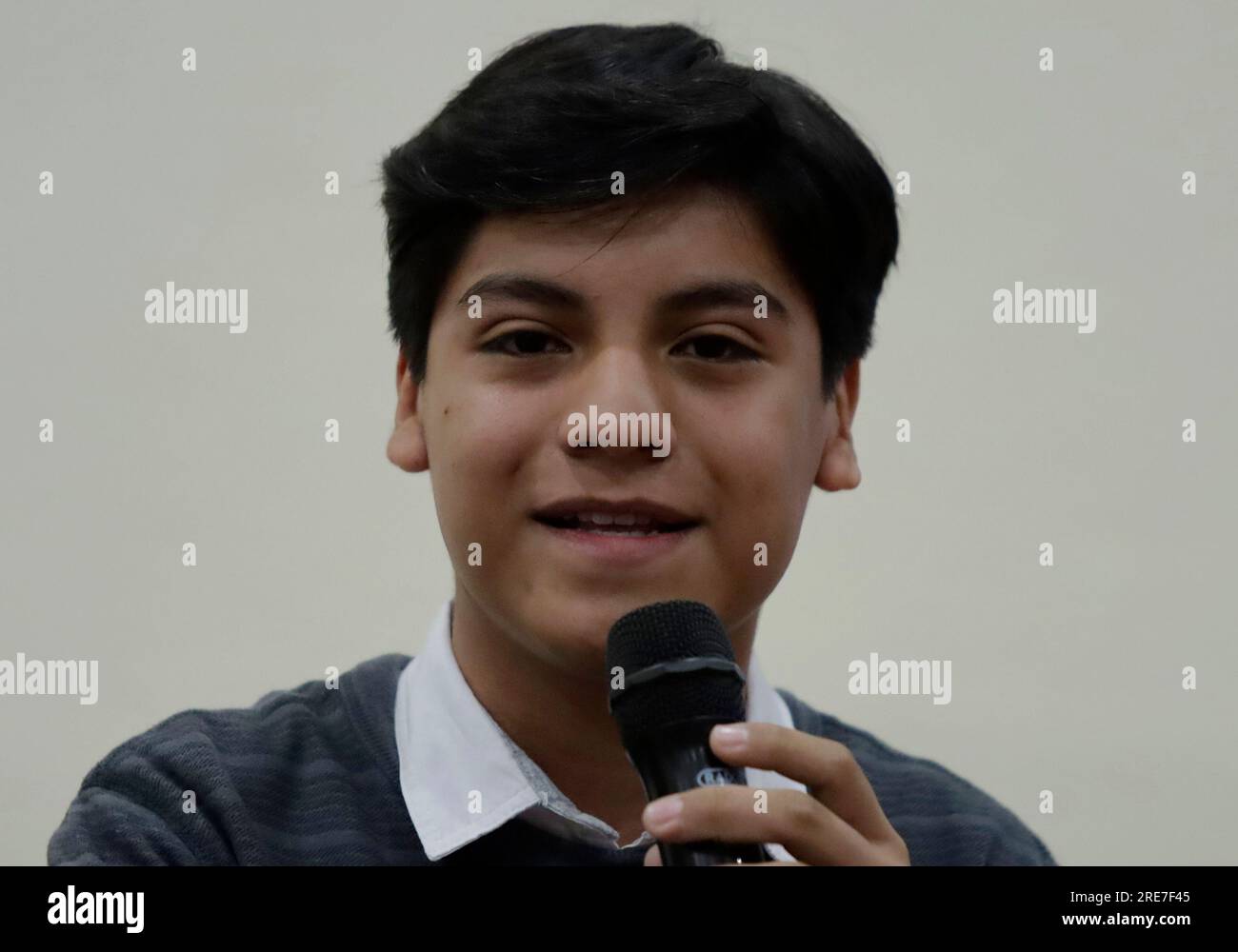 Luis Torreblanca, strumentista, durante una conferenza stampa prima di una prova generale dell'Orquesta Sinfonica Infantil de Mexico, presso l'Hotel Mision la Muralla, situato ad Amealco de Bonfil, Queretaro, in occasione del 31° Tour Nazionale in Messico, che ogni anno riunisce circa 147 giovani musicisti che, attraverso un invito a presentare candidature, partecipano a far parte di questa orchestra e che sono competenti in uno dei seguenti strumenti orchestrali: violino, viola, violoncello, contrabbasso, flauto, piccolo, oboe, corno inglese, clarinetto, fagotto, tromba, tromba, trombone tenore, basso t Foto Stock