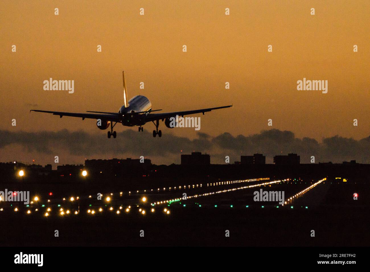 Avion aterrizando en el aeropuerto de Palma di Maiorca, isole Baleari, Spagna Foto Stock