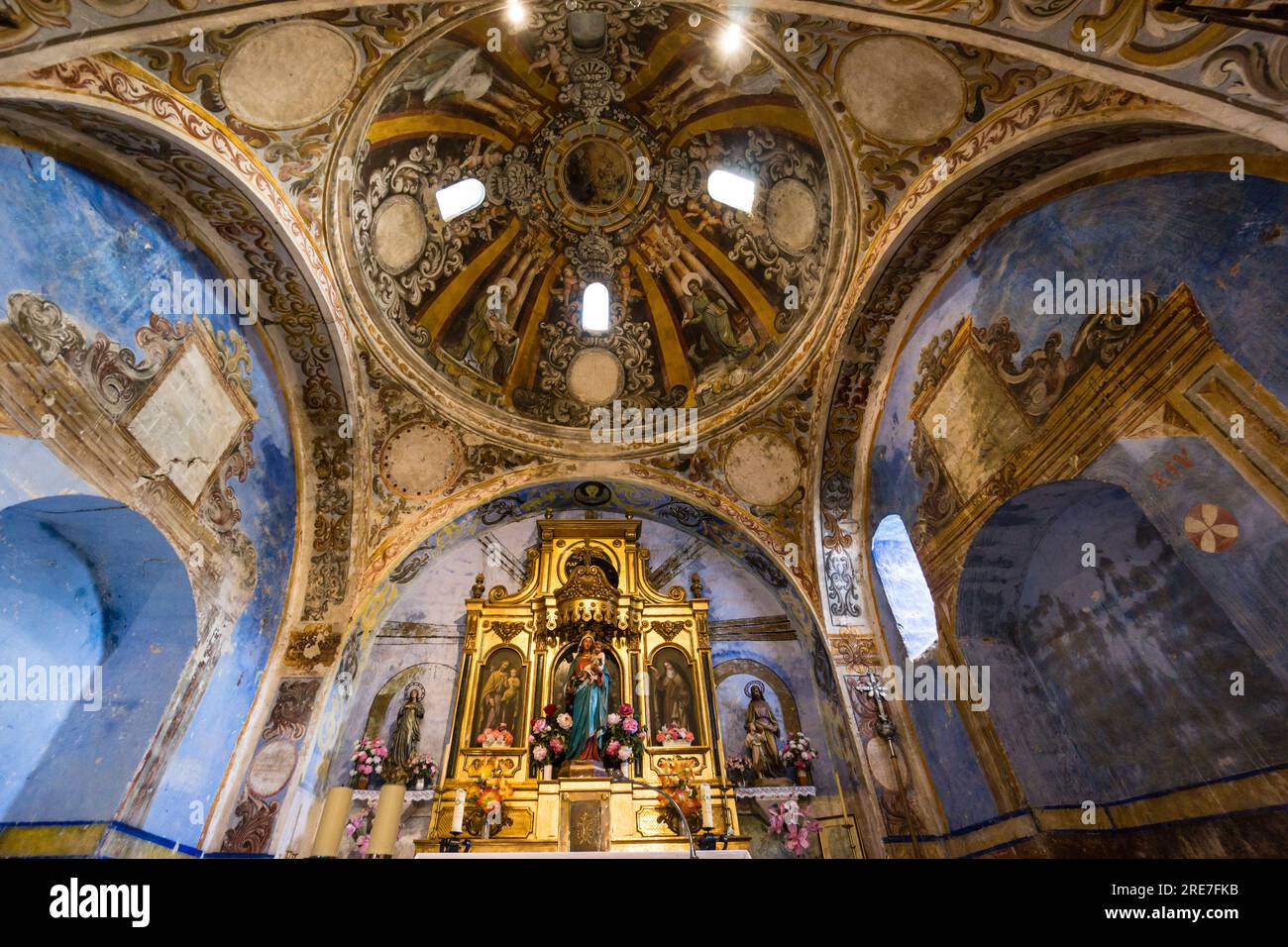 Cupola con i quattro evangelisti che circondano la scena dell'Incoronazione della Vergine, chiesa del XVI secolo, santuario di origine romana di Santa María de Foto Stock
