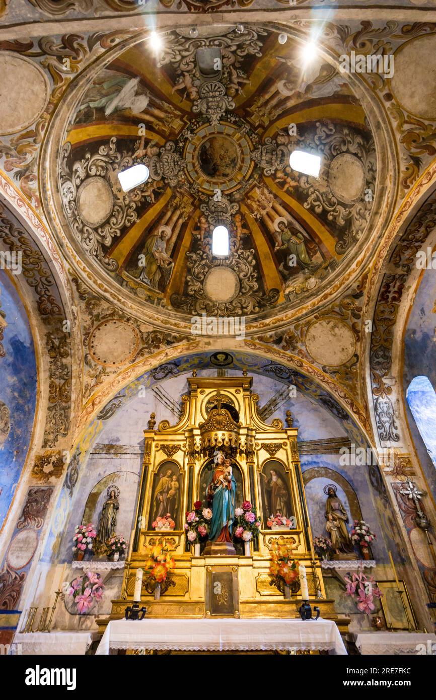 Cupola con i quattro evangelisti che circondano la scena dell'Incoronazione della Vergine, chiesa del XVI secolo, santuario di origine romana di Santa María de Foto Stock