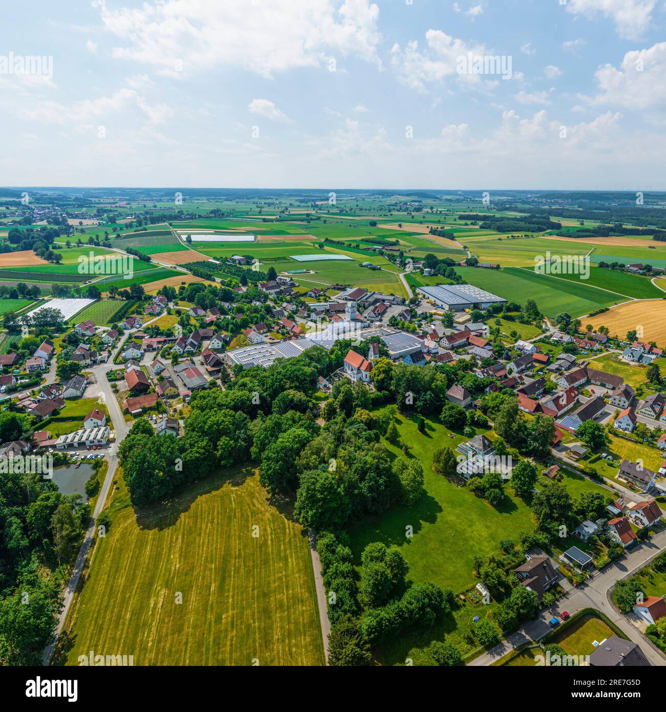 Vista aerea della valle di Schmutter intorno al piccolo villaggio di Ustersbach nel parco naturale Westliche Wälder vicino ad Augusta Foto Stock