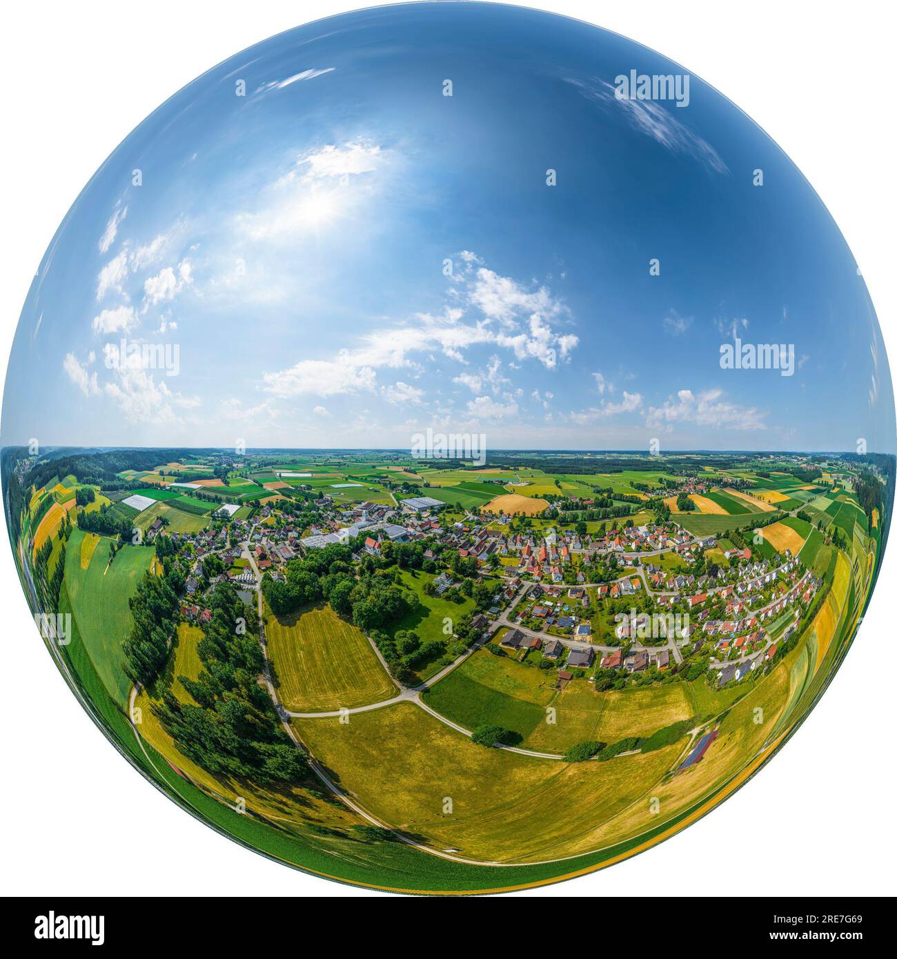 Vista aerea della valle di Schmutter intorno al piccolo villaggio di Ustersbach nel parco naturale Westliche Wälder vicino ad Augusta Foto Stock