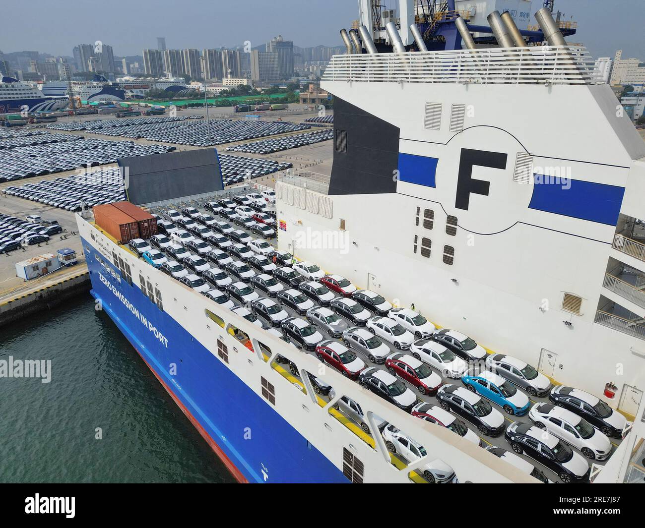 YANTAI, CINA - 25 LUGLIO 2023 - Una nave a rulli ibrida per passeggeri di fascia alta "Finnsirius" a benzina carica veicoli commerciali al porto di Yantai a Yanta Foto Stock