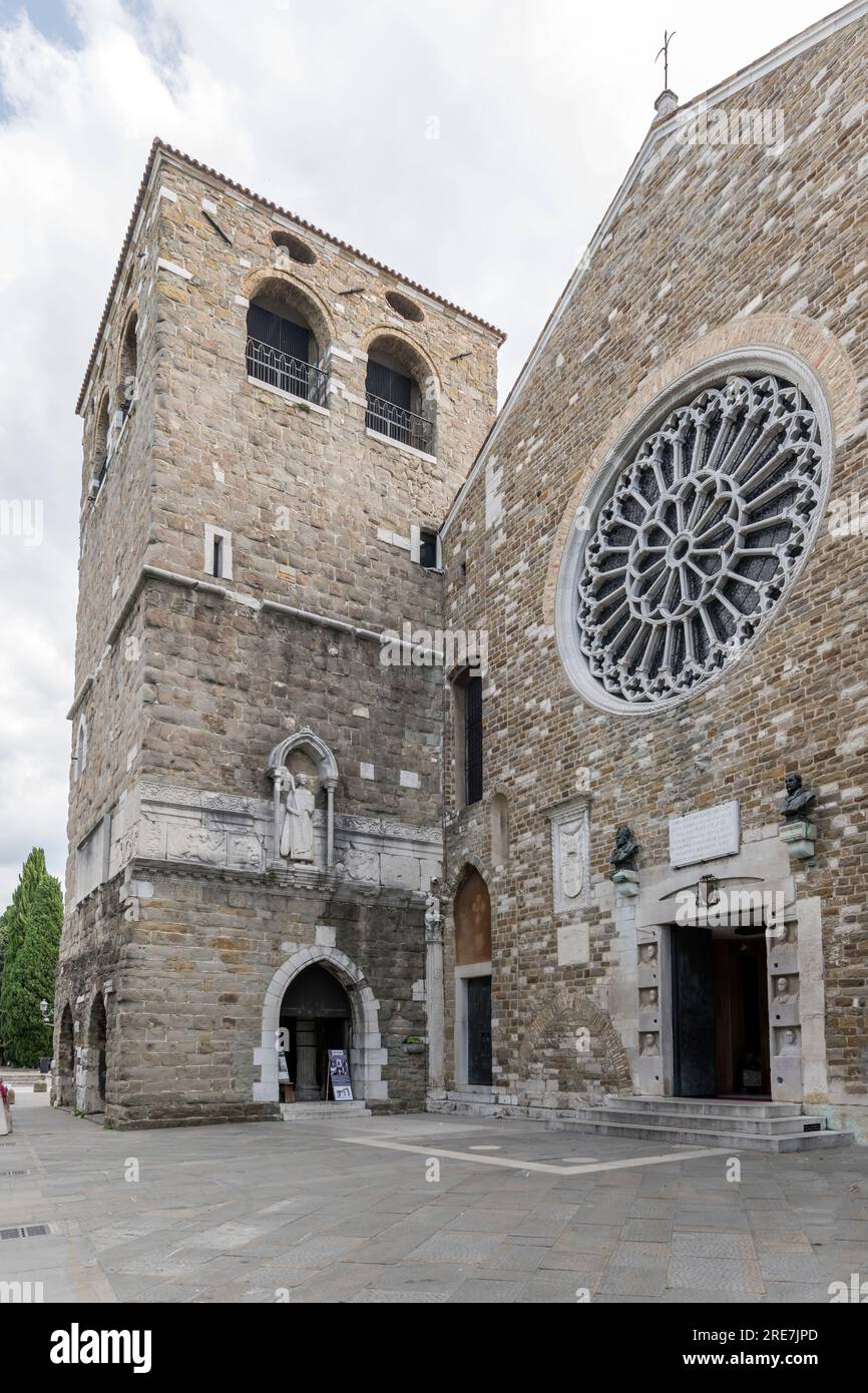 Vista del campanile della cattedrale di san giusto e del rosone, girato alla luce luminosa a Trieste, Friuli, Italia Foto Stock