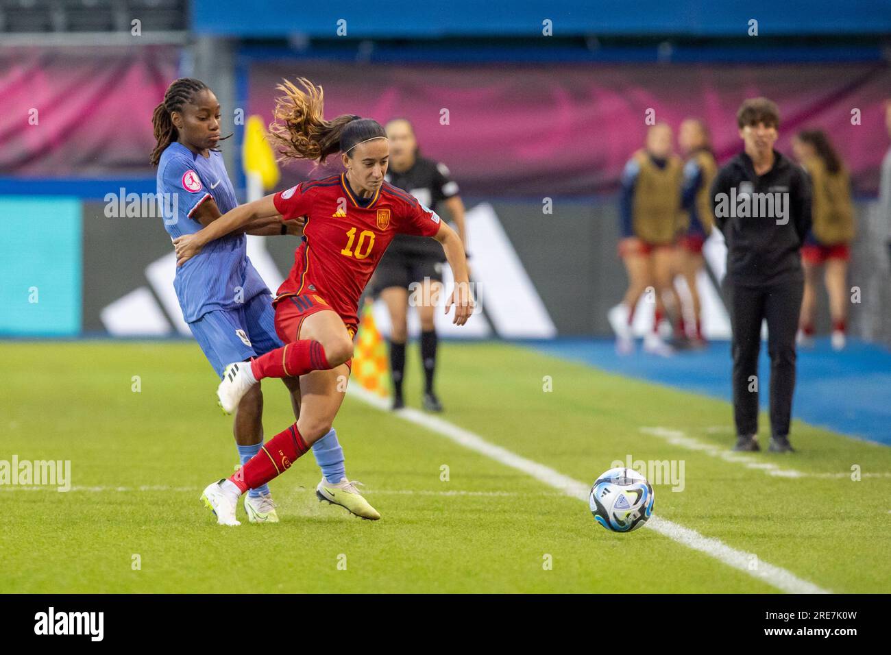 Lovanio, Belgio. 21 luglio 2023. Julia Bartel (10) della Spagna si batte per il pallone con la francese Tara Elimbi Gilbert (11), raffigurata durante una partita di calcio femminile tra le nazionali sotto 19 squadre di Francia e Spagna al Torneo della finale EUROPEA Under 19 femminile UEFA la seconda partita nel gruppo B il {Friday} {21} {luglio} {2023} a {Lovanio}, {Belgio} . Credito: Sportpix/Alamy Live News Foto Stock