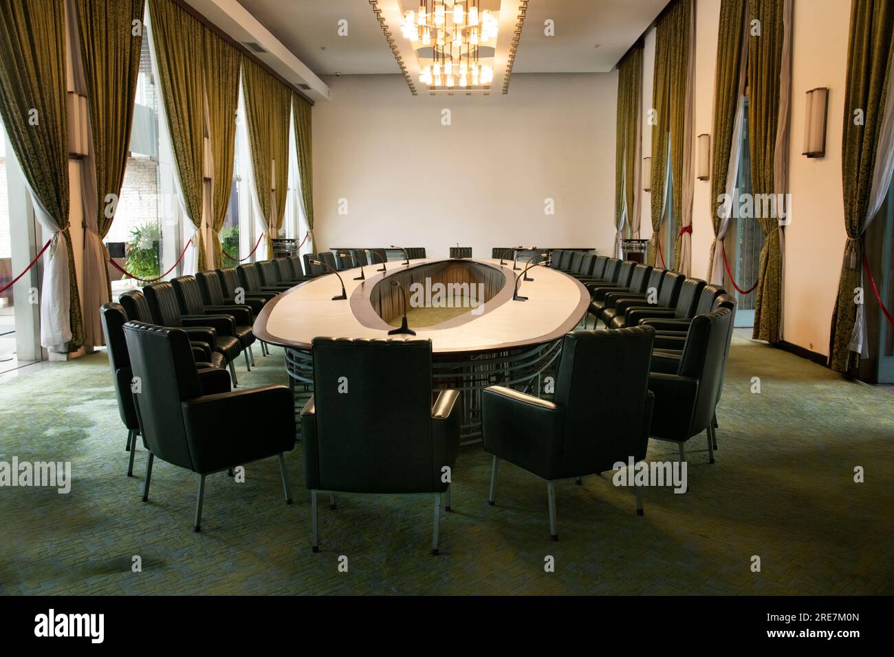 Sala banchetti, Palazzo dell'indipendenza (1868 - 71), sito di residenza del governatore generale dell'Indocina, noto come Palazzo Norodom, ho chi min City Foto Stock