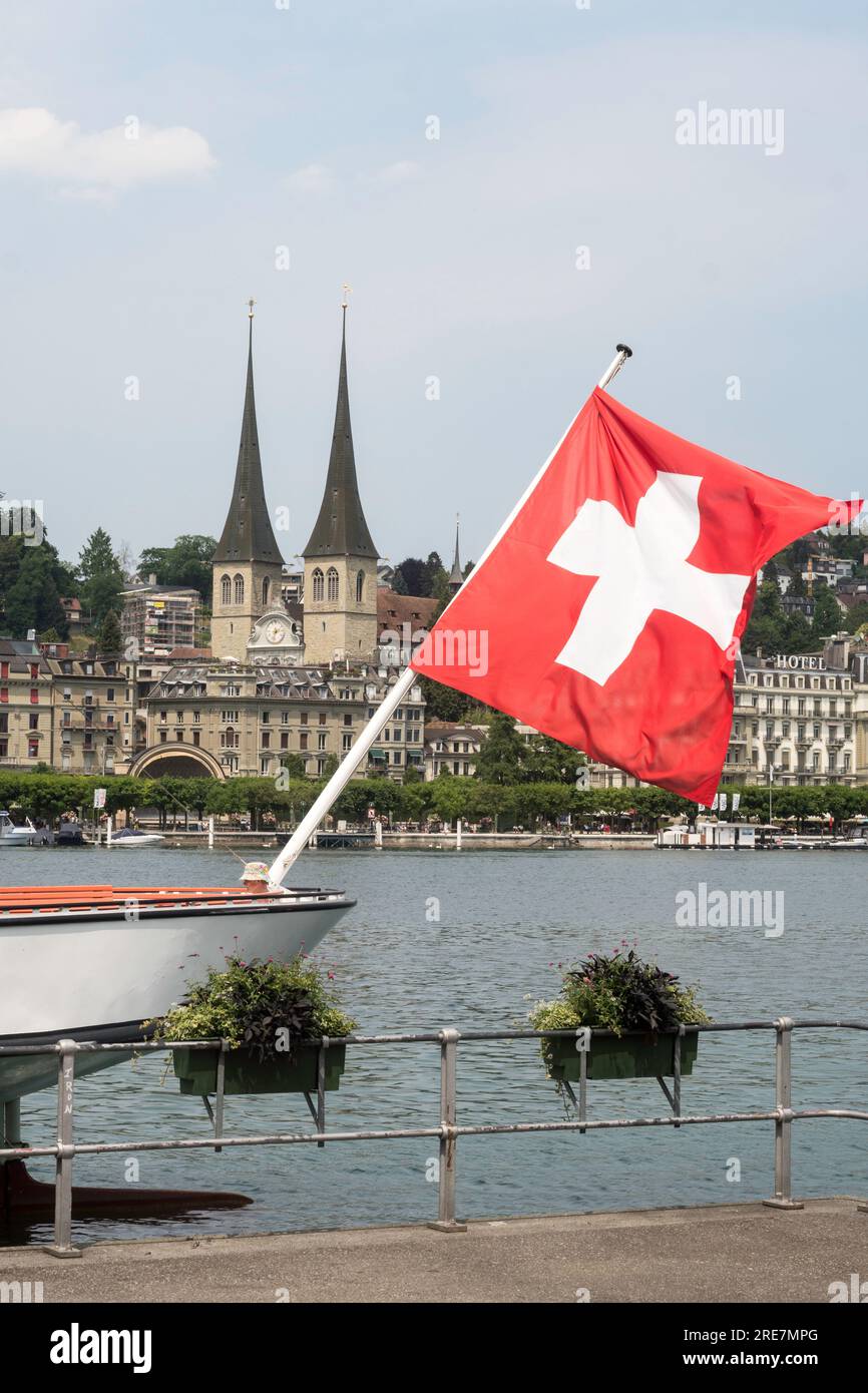 Bandiera svizzera vista volare dalla poppa di un piroscafo a pale a Lucerna, Svizzera, Europa Foto Stock