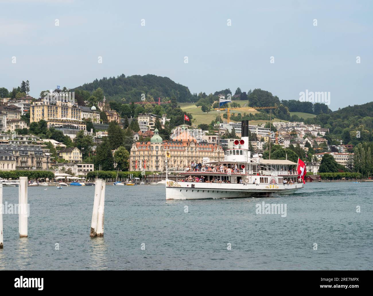 Il piroscafo a pale Uri si avvicina a Lucerna sul lago di Lucerna in Svizzera, Europa. Foto Stock