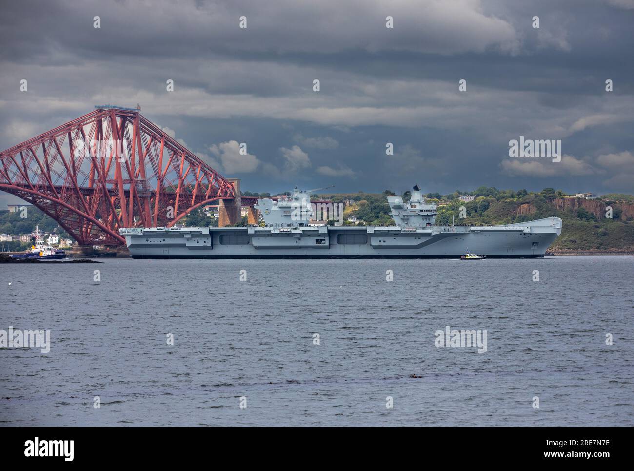 La portaerei HMS Prince of Wales salpò dal Firth of Forth sotto il Forth Bridge dopo aver lasciato il cantiere di Rosyth Foto Stock
